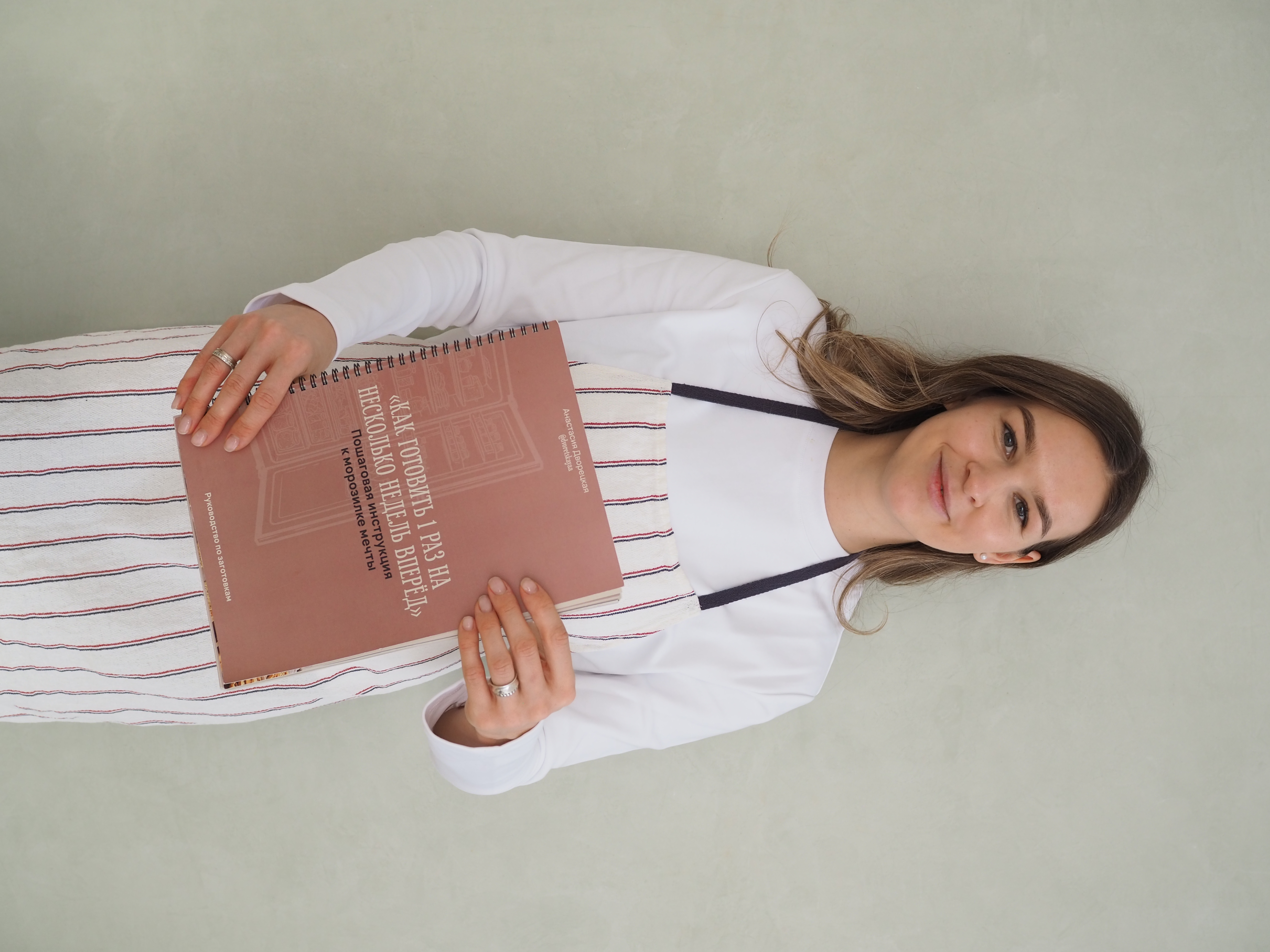 Настя с контейнерами для заготовок